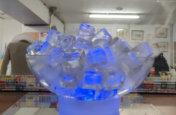 Boussac Brocante - Incroyable brumisateur de fontaine à glace fondante avec LEDs bleues - Lot 4