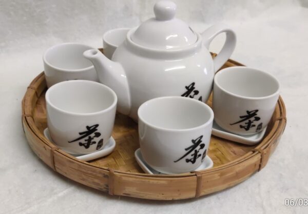 Boussac Brocante - Magnifique service à thé chinois blanc et noir avec six tasses et soucoupes et un plateau en rotin - Lot 11