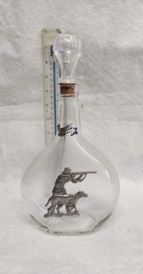 Boussac Brocante - Vase et carafe en verre vintage avec emblèmes métalliques, et mini-carafe par Vinoglobe - Lot 21