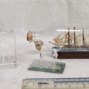 Boussac Brocante - Collection de jolies décorations en verre, un bateau dans une bouteille, une fleur en cristal 3D gravée au laser avec un papillon, et un chien en verre 3D - Lot 30