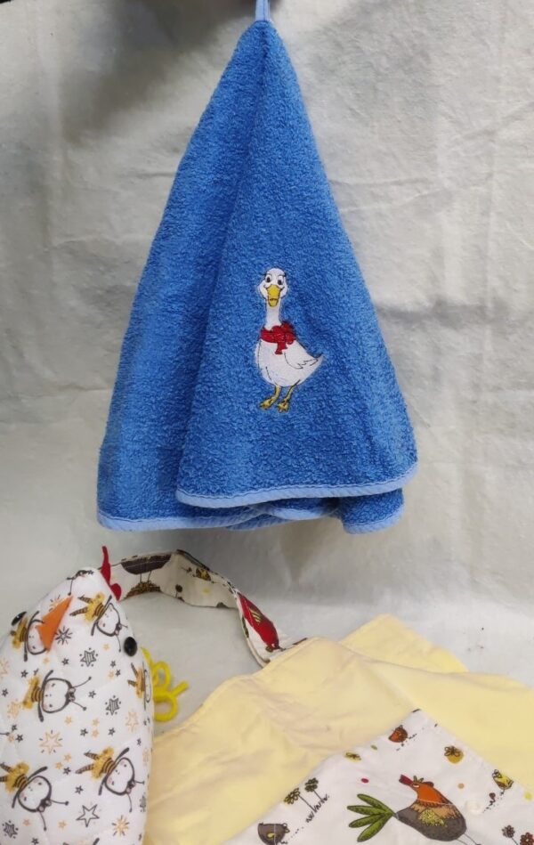 Boussac Brocante - Joli sac fourre-tout et un gant de cuisine avec des poules, un torchon bleu avec un canard, un arrêt de porte triangulaire en 3D imprimé abeille - Lot 32